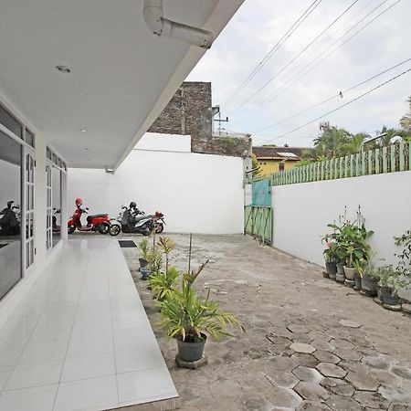 Reddoorz Near Terminal Tirtonadi Hotel Surakarta  Ngoại thất bức ảnh