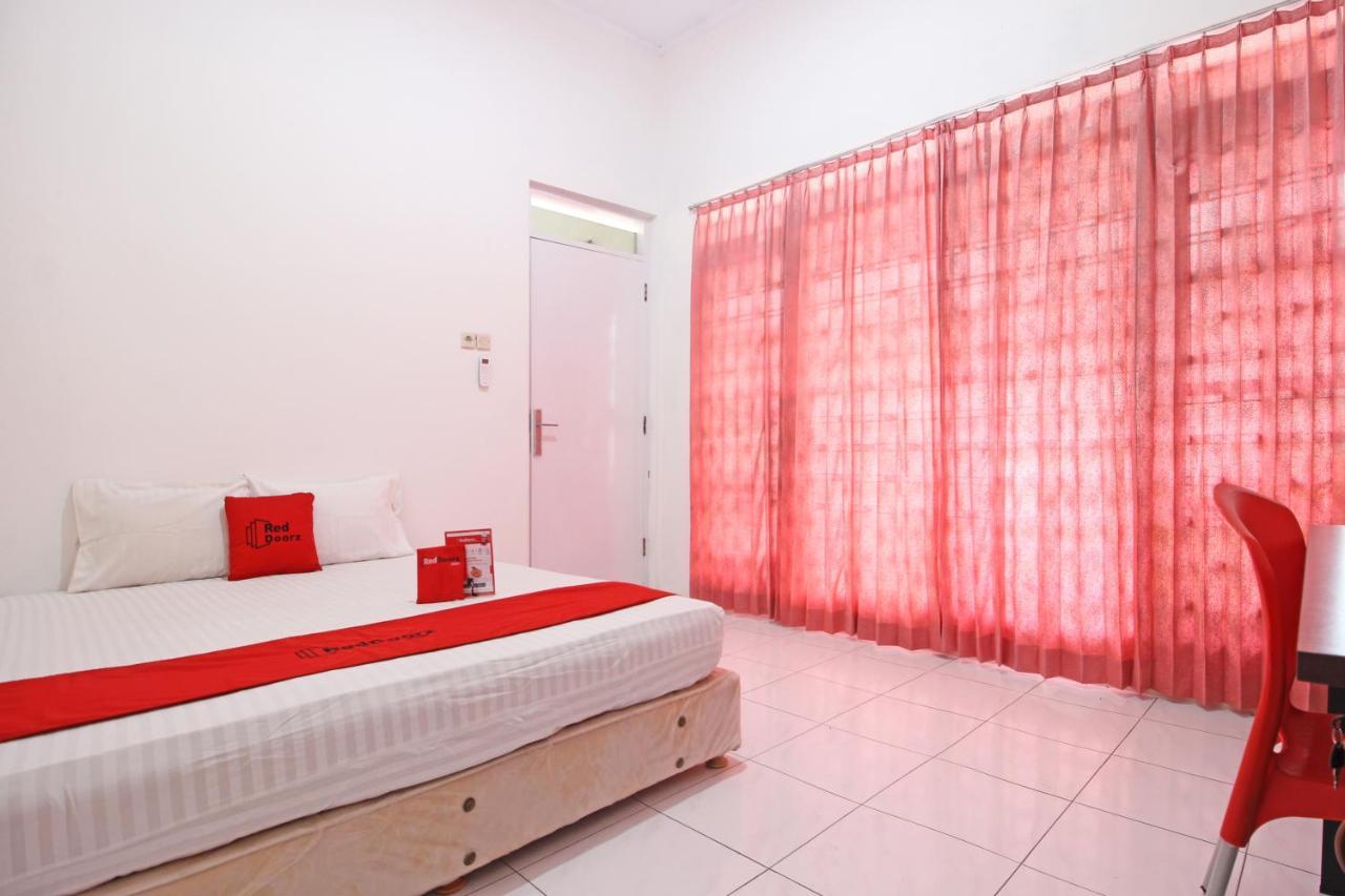 Reddoorz Near Terminal Tirtonadi Hotel Surakarta  Ngoại thất bức ảnh
