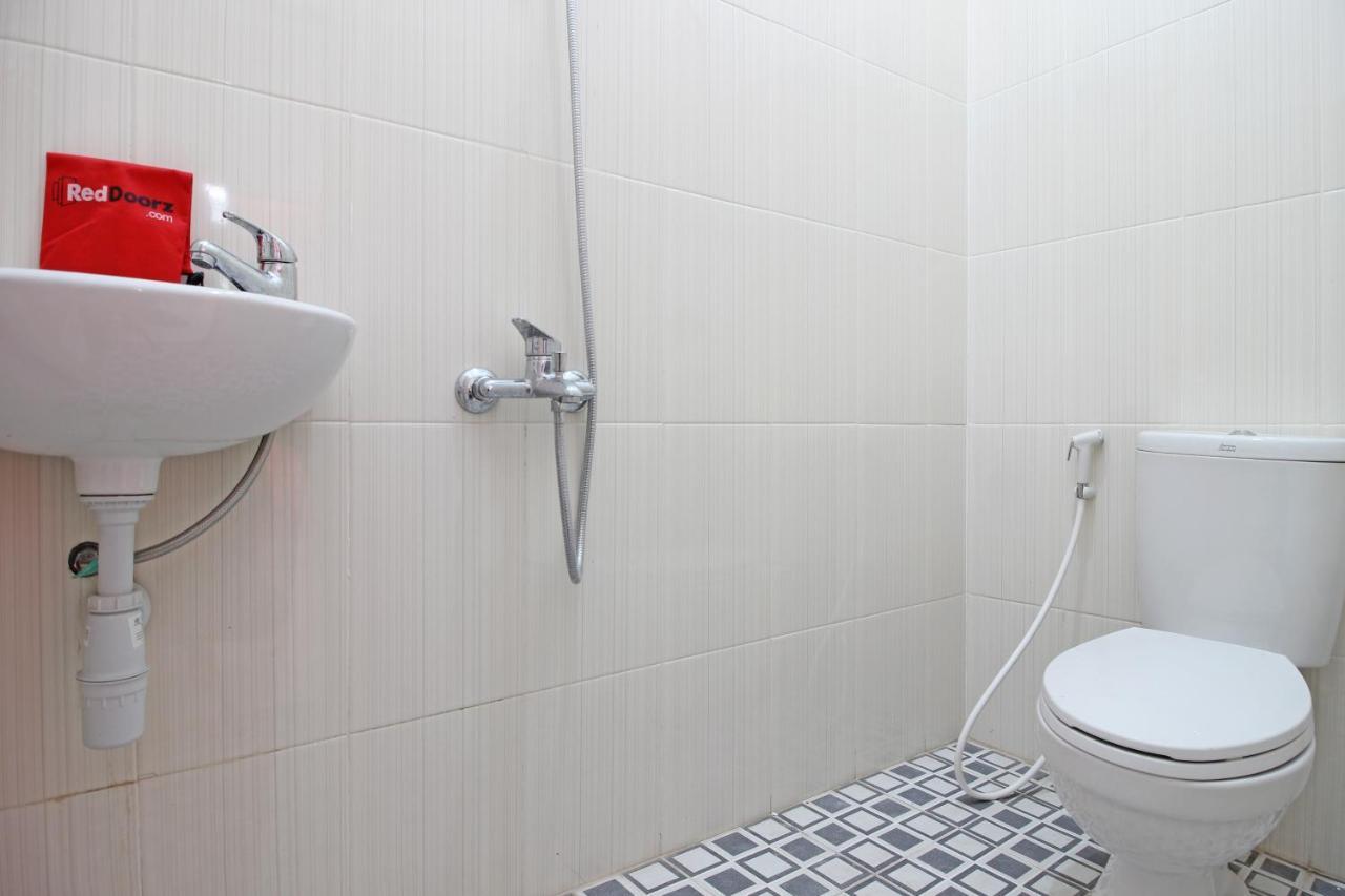 Reddoorz Near Terminal Tirtonadi Hotel Surakarta  Ngoại thất bức ảnh